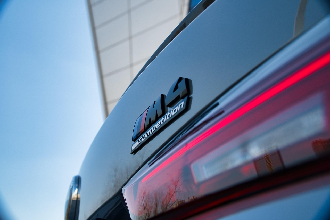 trazeira de uma bmw m4